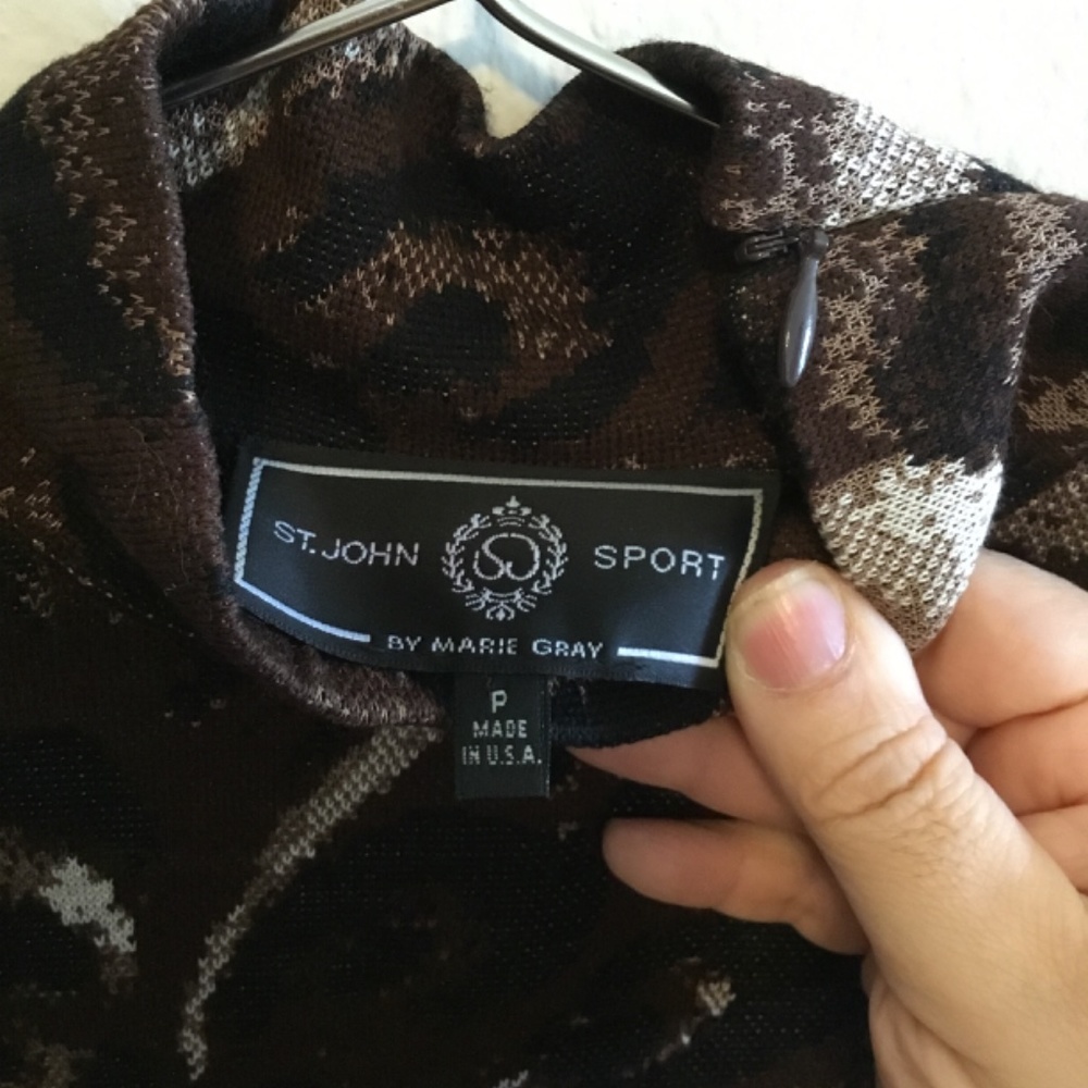 St. John Sport stretchy tunic size P, new without tag - Picture 2 of 4